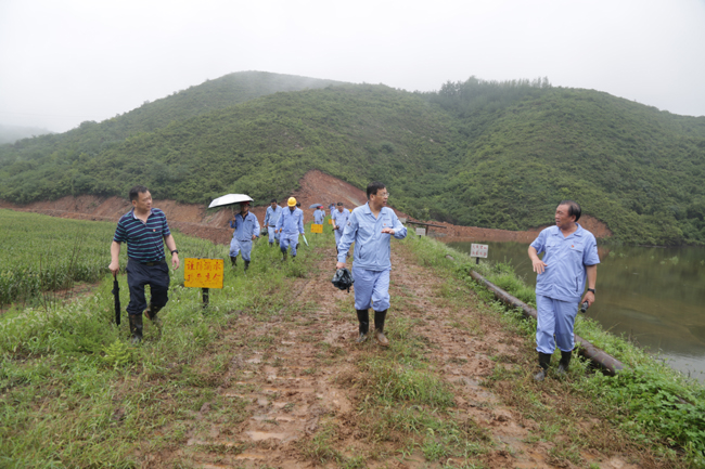 萬基控股董事長李躍民帶隊(duì)冒雨檢查防汛工作